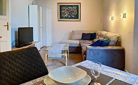 Modern Parkside Garden View Apartment